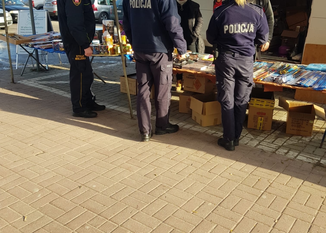 Kontrole stoisk z fajerwerkami w Opocznie