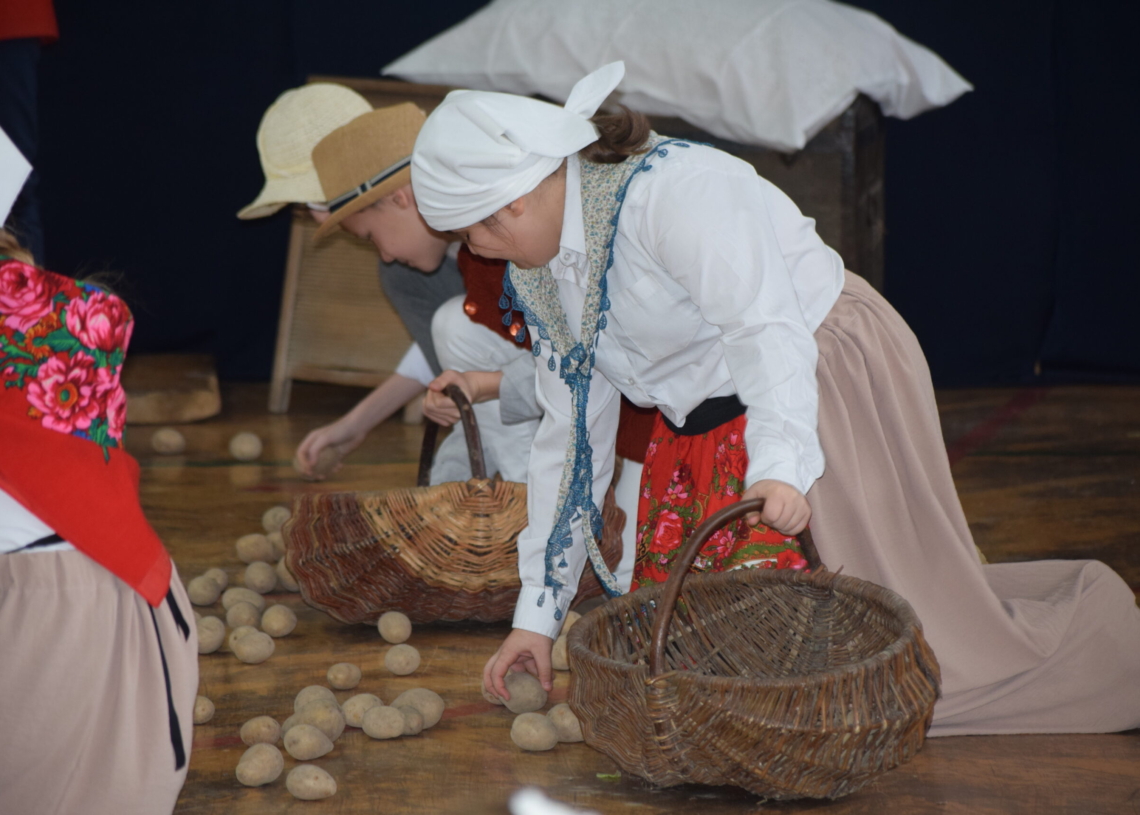 Wesele Boryny z "Chłopów" na deskach uczniowskiego teatru szkolnego w Sieradzu