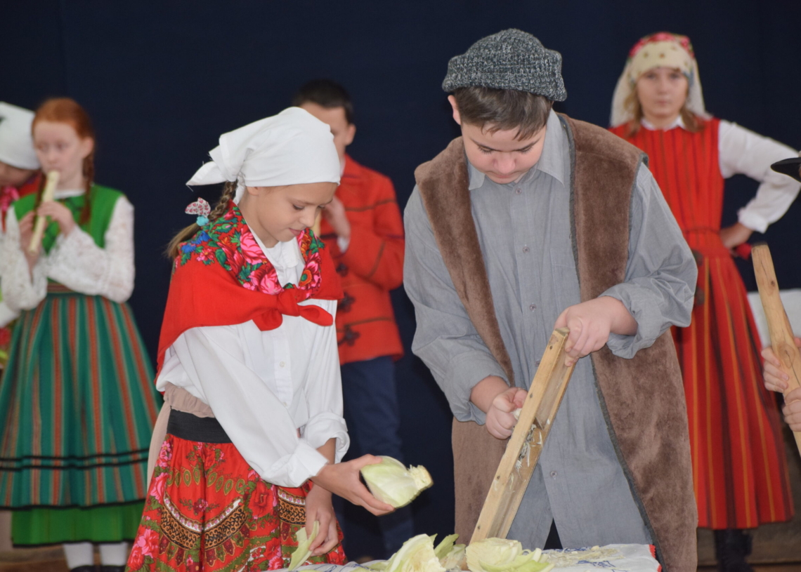 Wesele Boryny z "Chłopów" na deskach uczniowskiego teatru szkolnego w Sieradzu
