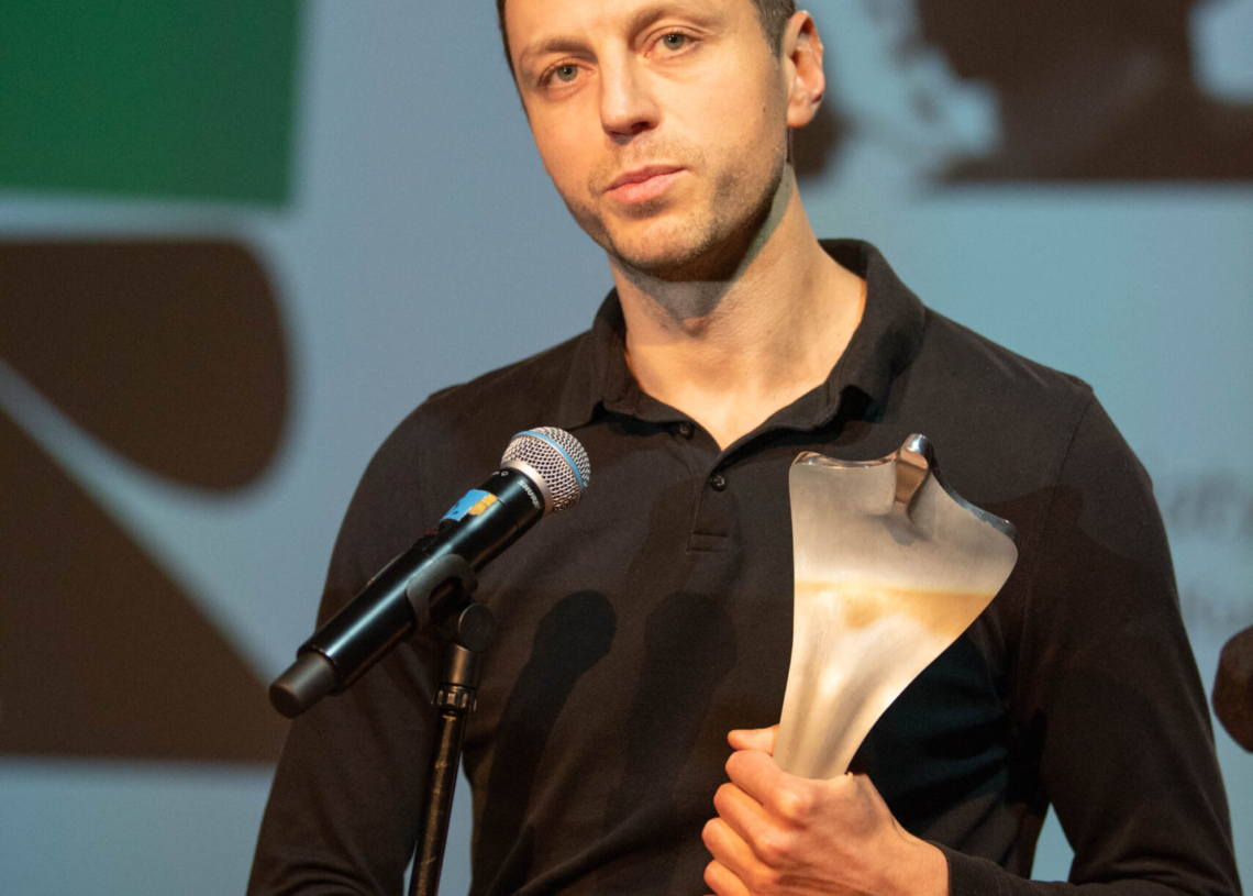 Statuetkę Białej Kobry otrzymał Andriej Kuciła za film "Gdy kwiaty nie milczą". Poznaliśmy laureatów 32. Festiwalu Mediów Człowiek w Zagrożeniu