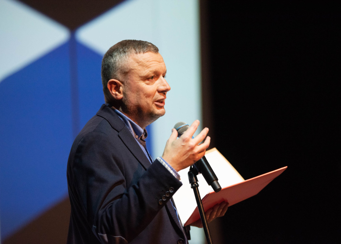 Statuetkę Białej Kobry otrzymał Andriej Kuciła za film "Gdy kwiaty nie milczą". Poznaliśmy laureatów 32. Festiwalu Mediów Człowiek w Zagrożeniu
