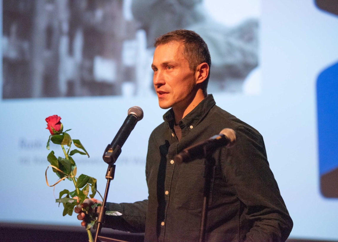 Statuetkę Białej Kobry otrzymał Andriej Kuciła za film "Gdy kwiaty nie milczą". Poznaliśmy laureatów 32. Festiwalu Mediów Człowiek w Zagrożeniu