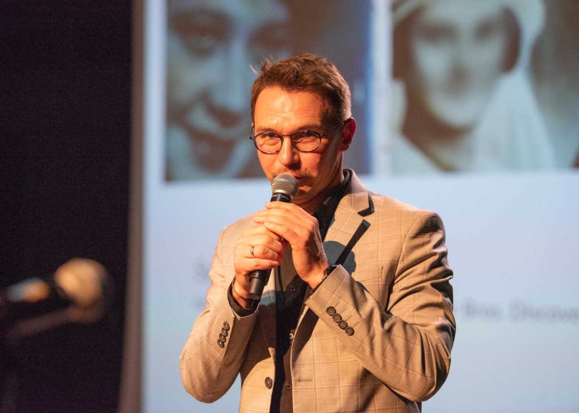Statuetkę Białej Kobry otrzymał Andriej Kuciła za film "Gdy kwiaty nie milczą". Poznaliśmy laureatów 32. Festiwalu Mediów Człowiek w Zagrożeniu