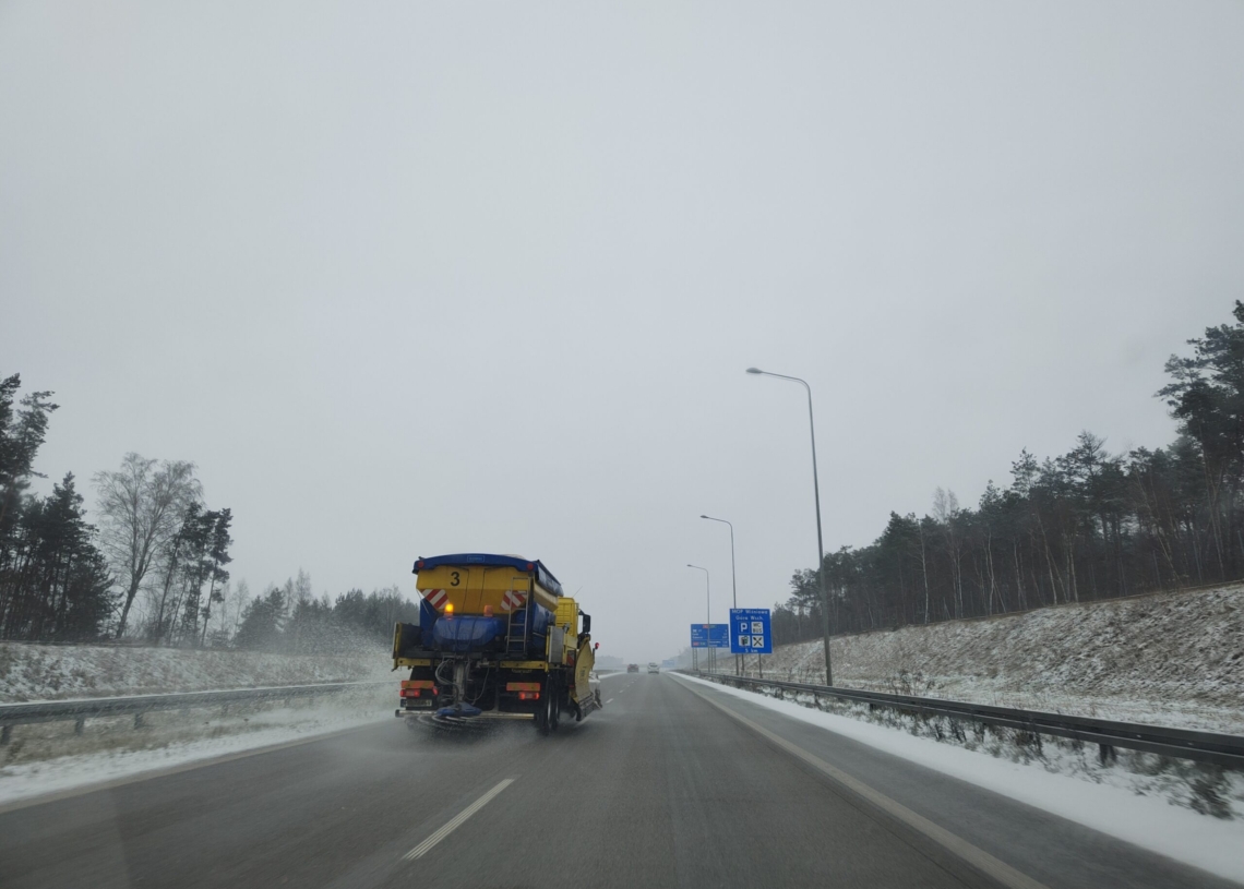 Trudne warunki na drogach. Na jezdniach zalega świeży śnieg lub błoto pośniegowe