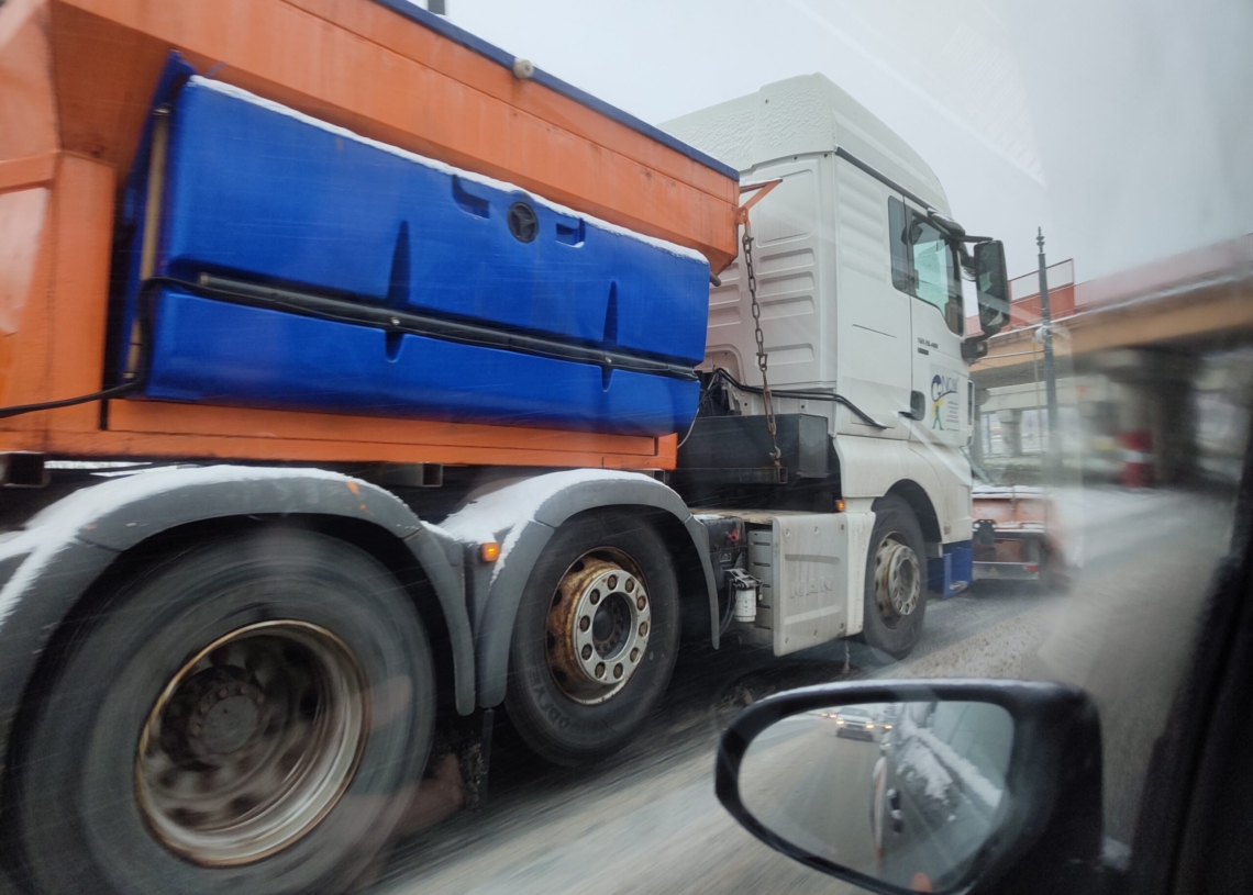 Trudne warunki na drogach. Na jezdniach zalega świeży śnieg lub błoto pośniegowe
