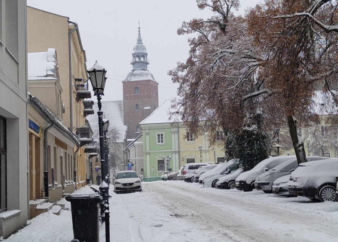 Zima w regionie łódzkim. Drogowcy odśnieżają ulice, kierowcy auta