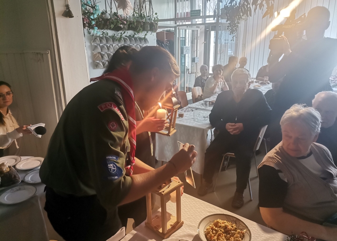 Seniorzy z Domu Dziennego Pobytu przy Obywatelskiej zostali obdarowani przez harcerskie elfy