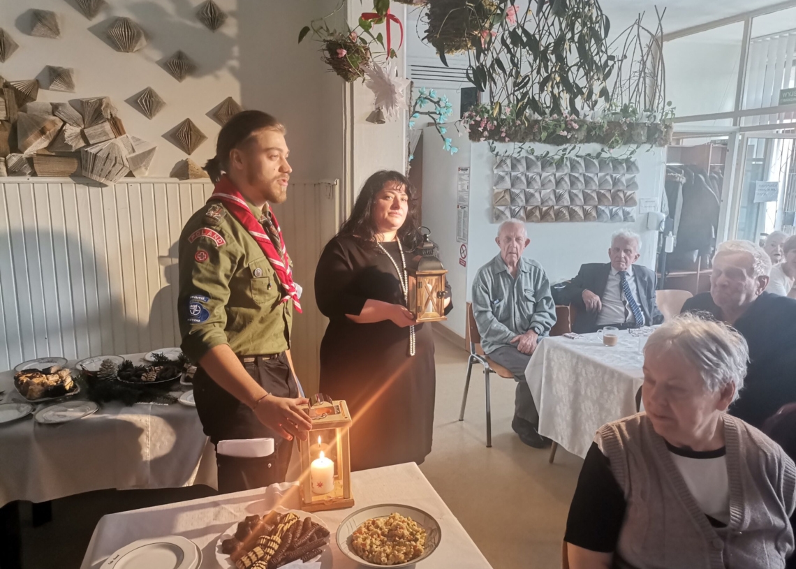 Seniorzy z Domu Dziennego Pobytu przy Obywatelskiej zostali obdarowani przez harcerskie elfy
