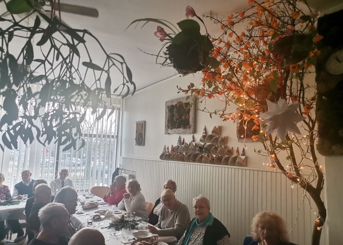 Seniorzy z Domu Dziennego Pobytu przy Obywatelskiej zostali obdarowani przez harcerskie elfy