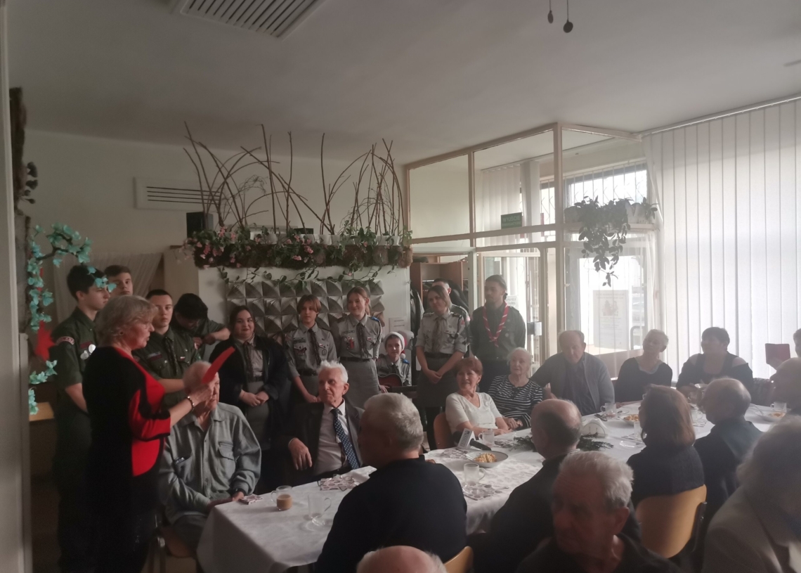 Seniorzy z Domu Dziennego Pobytu przy Obywatelskiej zostali obdarowani przez harcerskie elfy