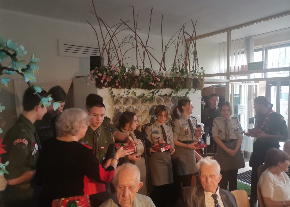 Seniorzy z Domu Dziennego Pobytu przy Obywatelskiej zostali obdarowani przez harcerskie elfy