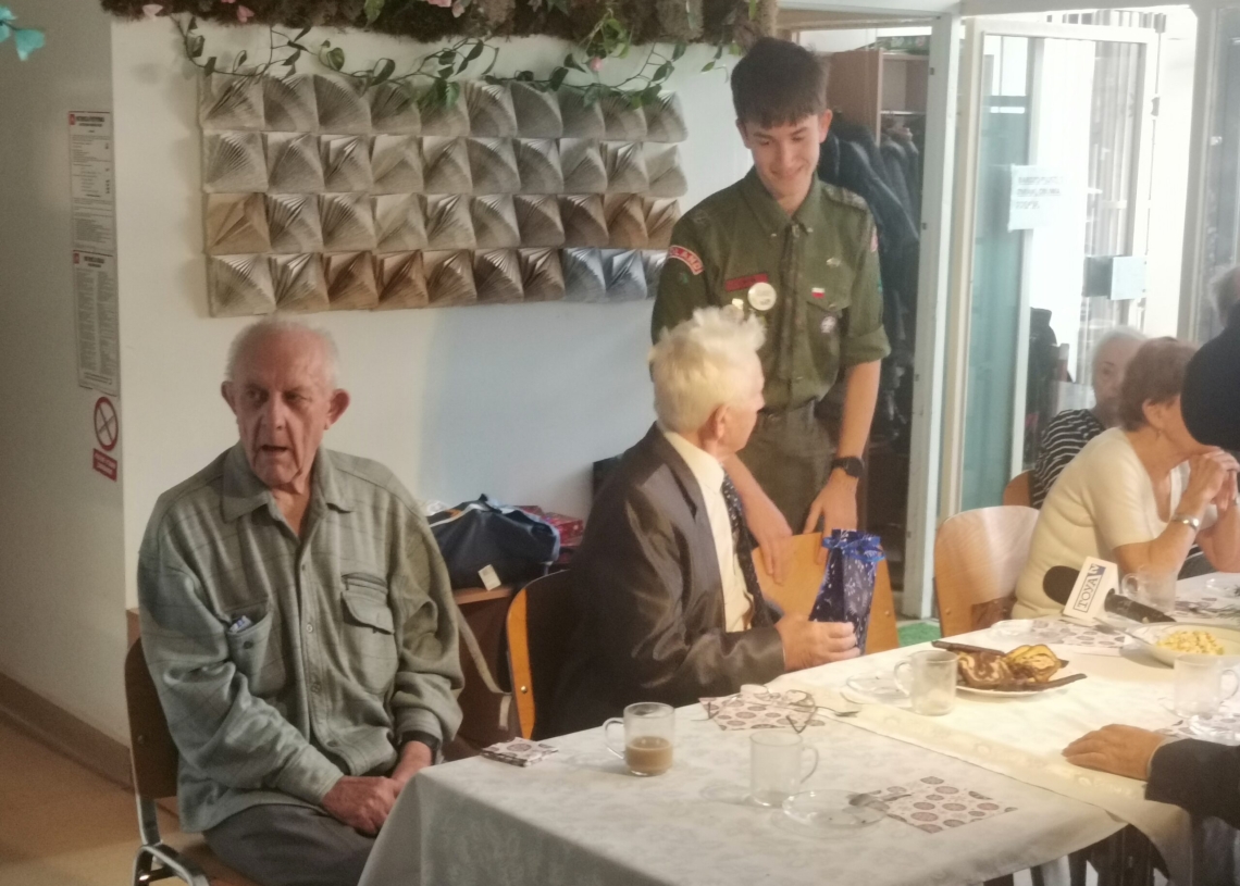 Seniorzy z Domu Dziennego Pobytu przy Obywatelskiej zostali obdarowani przez harcerskie elfy