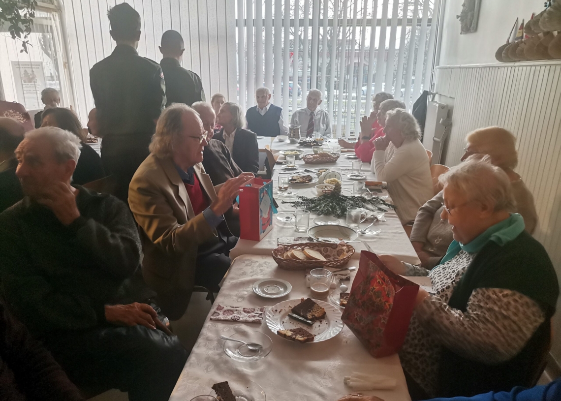 Seniorzy z Domu Dziennego Pobytu przy Obywatelskiej zostali obdarowani przez harcerskie elfy
