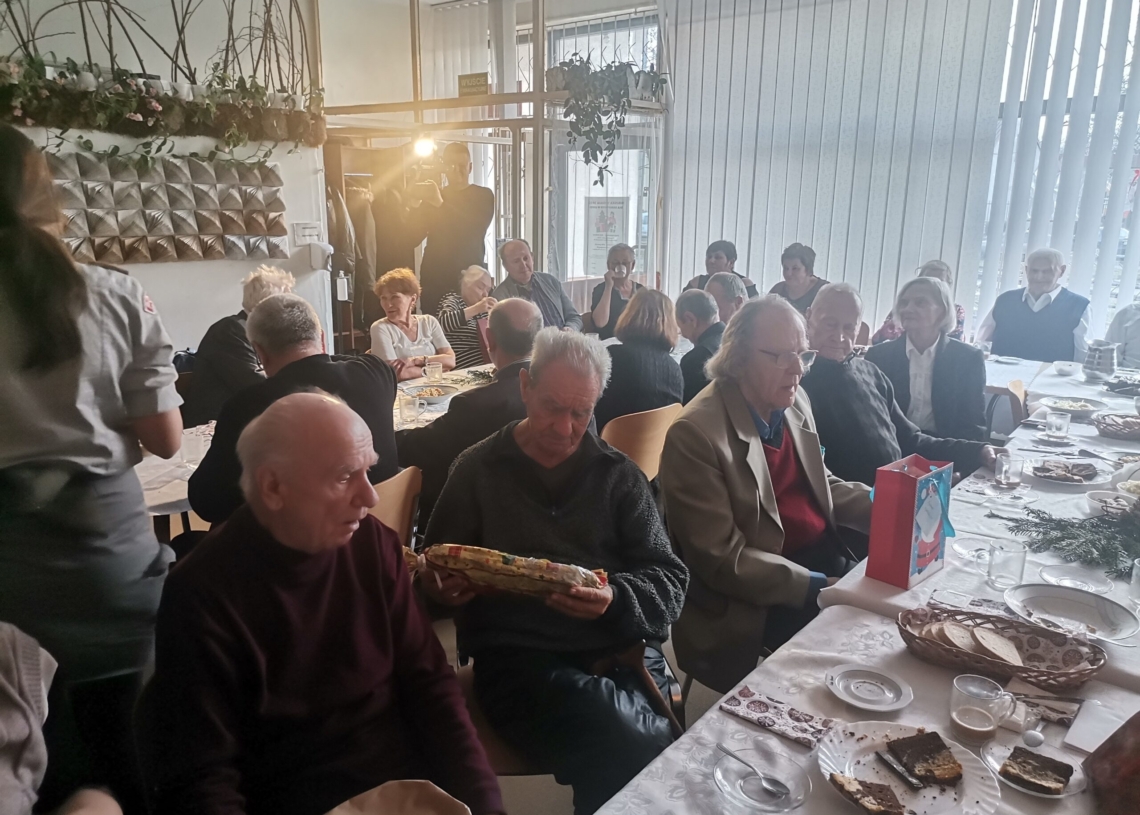 Seniorzy z Domu Dziennego Pobytu przy Obywatelskiej zostali obdarowani przez harcerskie elfy