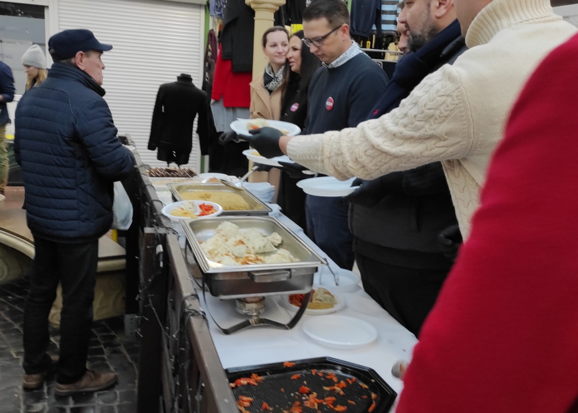 Świąteczny poczęstunek i rozmowy. Łódzka Lewica na Zielonym Rynku