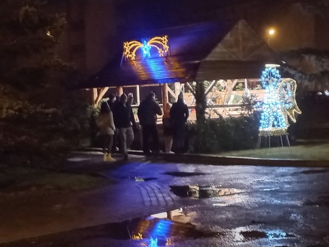 Żywa szopka przed kościołem garnizonowym w Skierniewicach