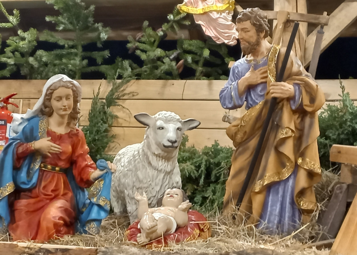Żywa szopka przed kościołem garnizonowym w Skierniewicach