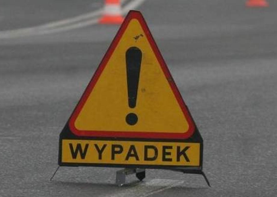 Śmiertelny wypadek w miejscowości Perzyny. Samochód uderzył w drzewo 1 Samochodów osobowych
