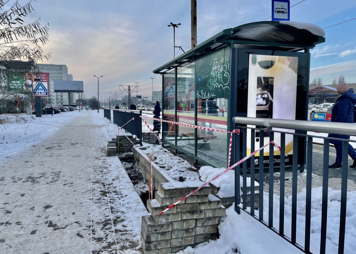 Zielone przystanki, na razie są białe, bo pod śniegiem. Urzędnicy zapewniają, że będą gotowe do końca roku
