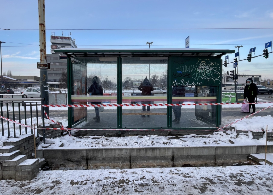 Zielone przystanki, na razie są białe, bo pod śniegiem. Urzędnicy zapewniają, że będą gotowe do końca roku