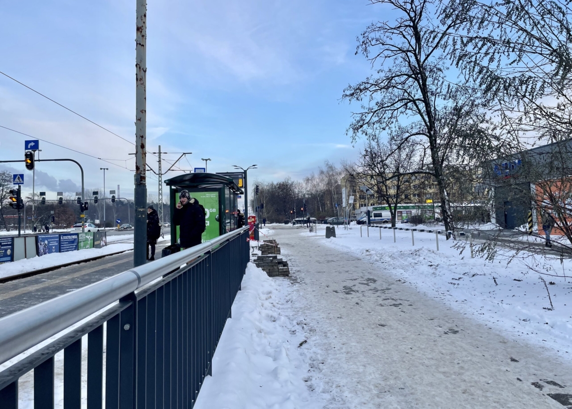 Zielone przystanki, na razie są białe, bo pod śniegiem. Urzędnicy zapewniają, że będą gotowe do końca roku