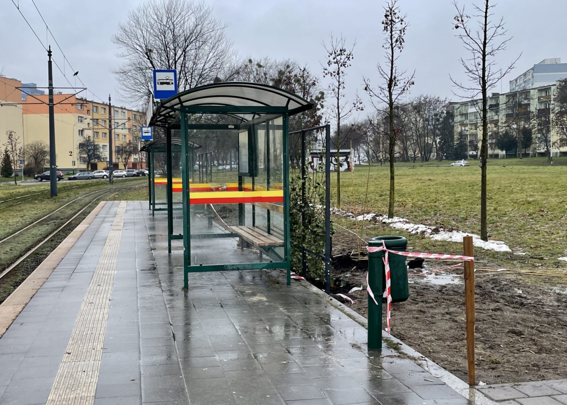 Zielone przystanki uzbrojone w skrzynki, trejaże i wiatę z dachem pokrytym rozchodnikami