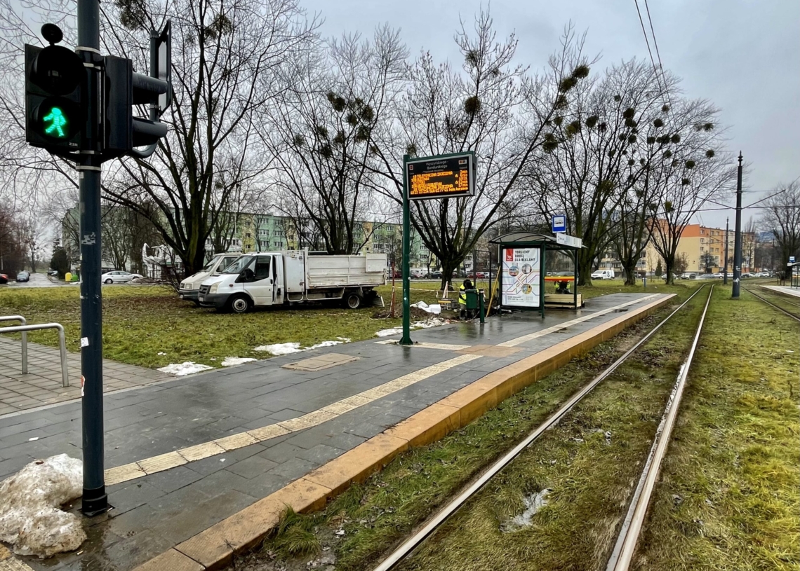 Zielone przystanki uzbrojone w skrzynki, trejaże i wiatę z dachem pokrytym rozchodnikami