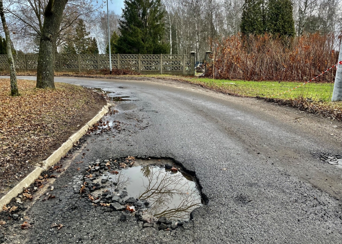 Dziurawych ulic w Łodzi nie brakuje. ZDiT zlecił łatanie ubytków w 40 lokalizacjach