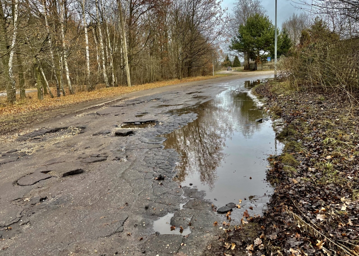 Dziurawych ulic w Łodzi nie brakuje. ZDiT zlecił łatanie ubytków w 40 lokalizacjach