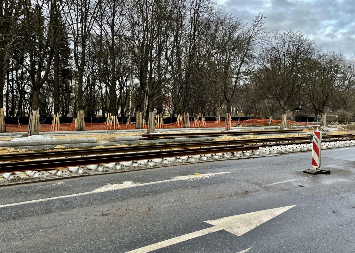 Modernizacja Północnej. Postępuje budowa torowiska. Prace mają się zakończyć w 3 kwartale 2023 r. [ZDJĘCIA + WIDEO]