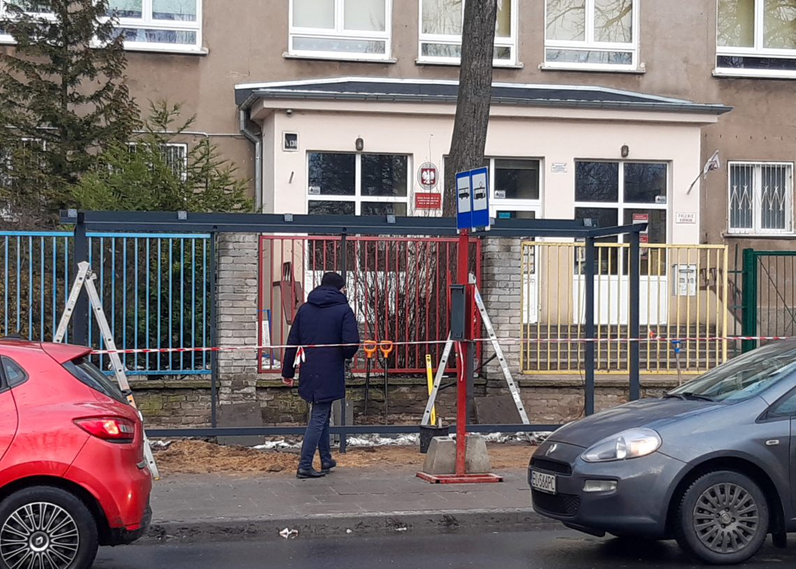 Zielone przystanki uzbrojone w skrzynki, trejaże i wiatę z dachem pokrytym rozchodnikami