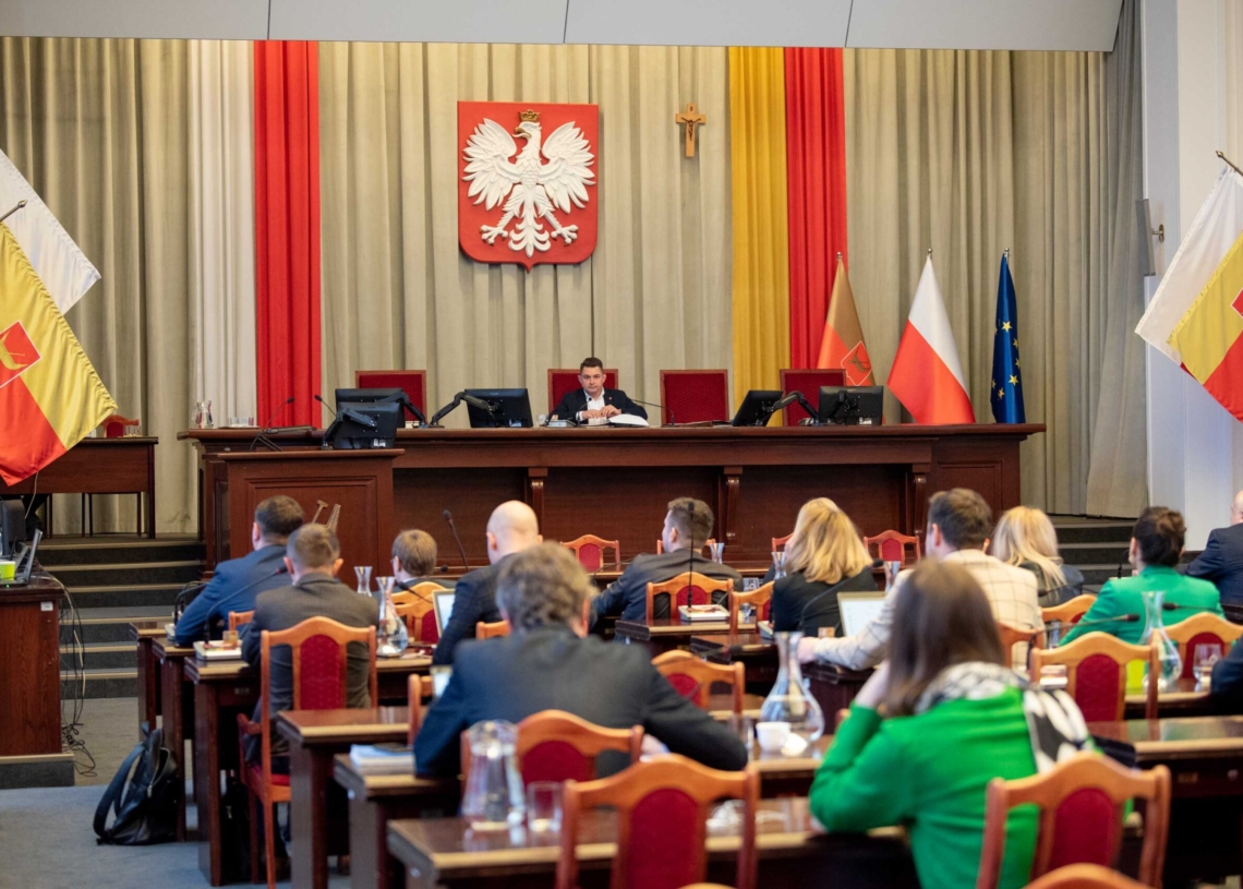 Wybory samorządowe 2024. Wyniki wyborów do Rady Miejskiej w Łodzi 1 Wybory oznaczają dla niektórych obecnych radnych pożegnanie się z Dużą Salą Obrad