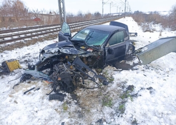 Audi wjechało pod pociąg w Longinówce