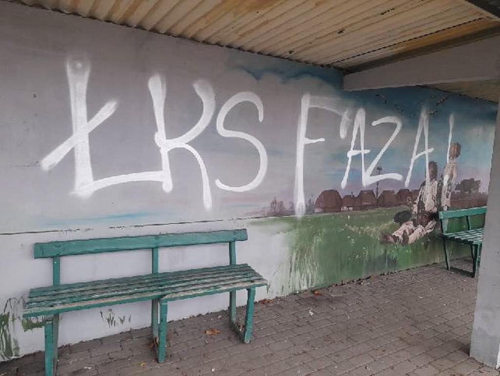 Kibice ŁKS Łódź niszczą folkowe przystanki w Łódzkiem
