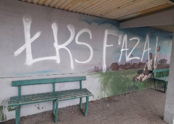 Kibice ŁKS Łódź niszczą folkowe przystanki w Łódzkiem