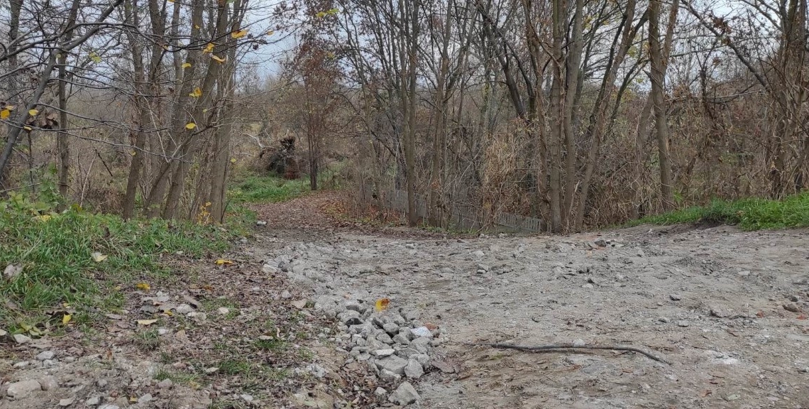 Mieszkańcy osiedla Dziewiarz w Sieradzu walczą o bezpieczne zejście nad rzekę Wartę