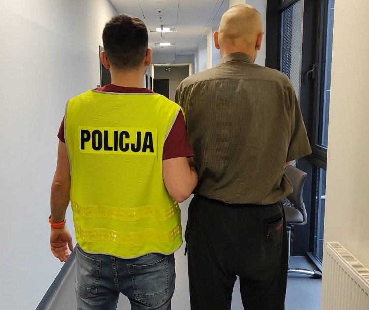 Nożownik z Łodzi zatrzymany. 55-latek chciał zabić sąsiada, bo ten... pstrykał palcami 1 Nożownik z Łodzi