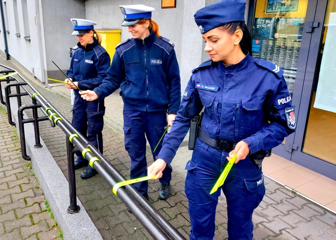 Odblaski dla mieszkańców Rawy Mazowieckiej. Prezent od policjantów na mikołajki 1 Odblaski dla mieszkańców Rawy Mazowieckiej