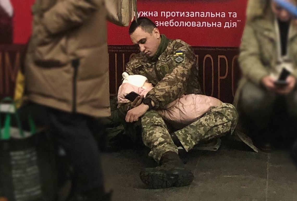 Wojna na Ukrainie. 286. dzień rosyjskiej inwazji. Mieszkańcy Kijowa szukają schronienia w metrze 1 286. dzień rosyjskiej inwazji na Ukrainę. Mieszkańcy Kijowa szukają schronienia w metrze
