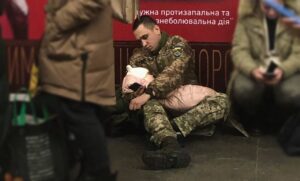 286. dzień rosyjskiej inwazji na Ukrainę. Mieszkańcy Kijowa szukają schronienia w metrze
