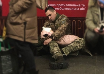 286. dzień rosyjskiej inwazji na Ukrainę. Mieszkańcy Kijowa szukają schronienia w metrze