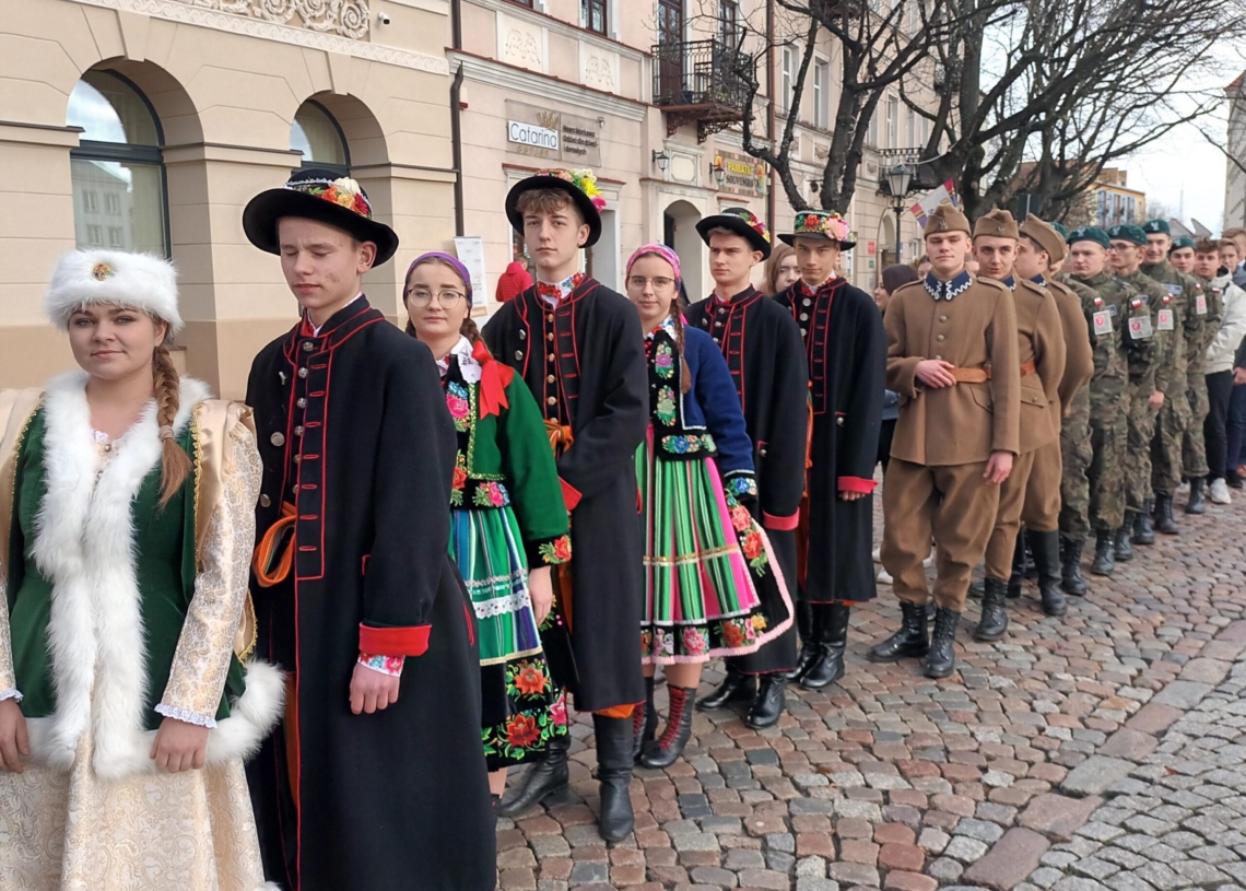 Maturzyści w Łowiczu zatańczyli poloneza na Starym Rynku