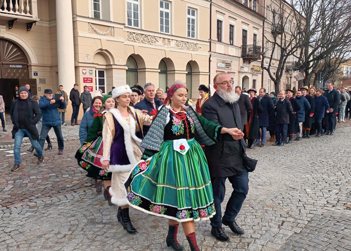 Maturzyści w Łowiczu zatańczyli poloneza