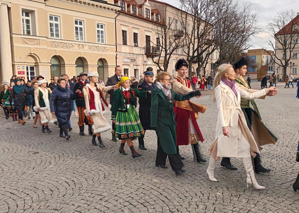 Maturzyści w Łowiczu zatańczyli poloneza na Starym Rynku