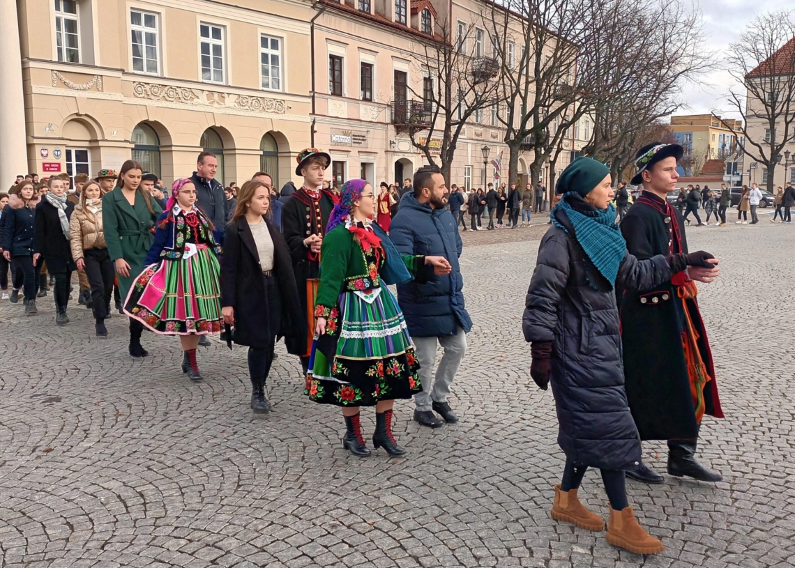 Maturzyści w Łowiczu zatańczyli poloneza na Starym Rynku