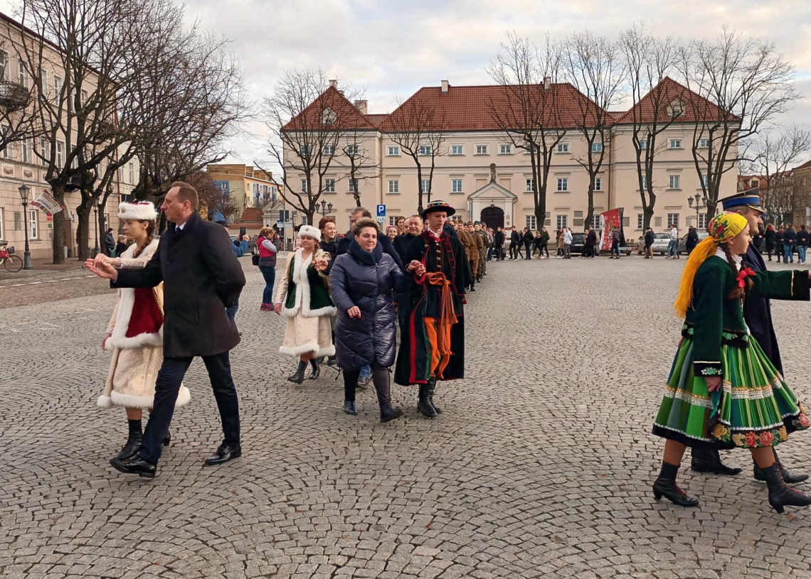 Maturzyści w Łowiczu zatańczyli poloneza na Starym Rynku