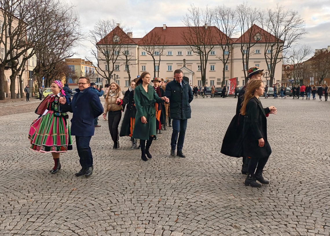 Maturzyści w Łowiczu zatańczyli poloneza na Starym Rynku