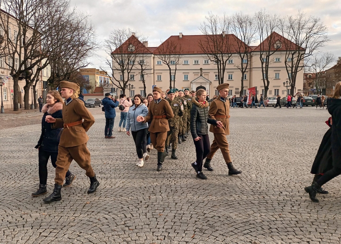 Maturzyści w Łowiczu zatańczyli poloneza na Starym Rynku