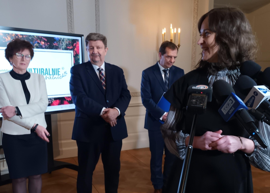„Łąki zdrowia ” w kompleksie parkowo-pałacowym w Nieborowie, czyli ponad 4 ha ziół i gatunków roślin uprawianych przez Radziwiłłów