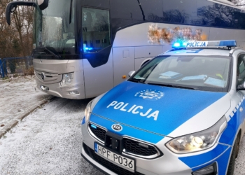 Autobus relacji Wieluń-Warszawa zatrzymany w Rawie
